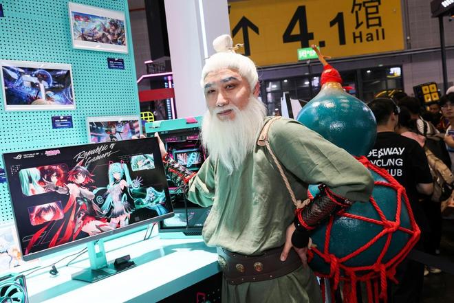 未来版电竞显示器与双模新品BW2025首秀！mg不朽情缘网站ROG 绝神 RO姬x初音(图2)